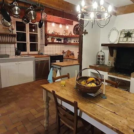 3 Bed Sleeps 6 - Enclosed Patio -fireplace