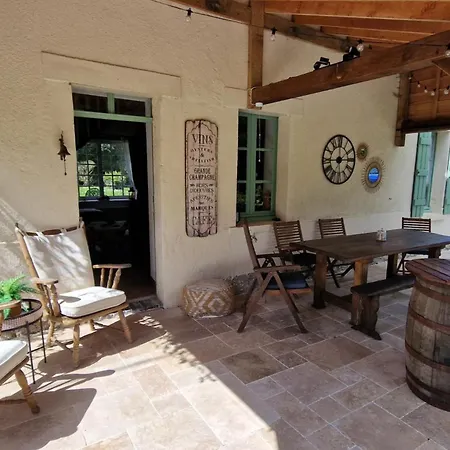 3 Bed Sleeps 6 - Enclosed Patio -fireplace